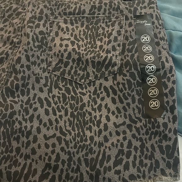 Women’s sizzle jean shorts animal print size 20 - leopard print - Picture 4 of 5